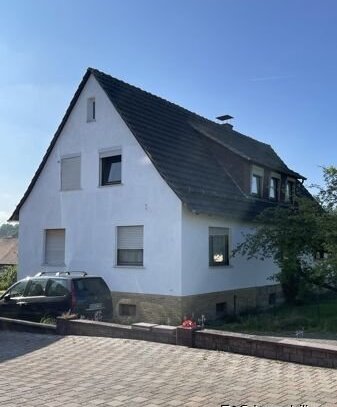 Modernisierungsbedürftiges Einfamilienhaus mit Garage und Garten.