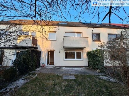 Vollunterkellertes, leerstehendes Reihenmittelhaus mit Balkon, Garten und Garage