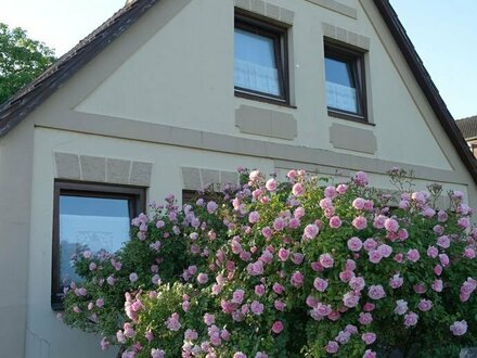 Ein- bis Zweifamilienhaus in grüner Traumlage mit sehr großem Garten. Für Familien, GartenliebhaberInnen, Pferdenarren…