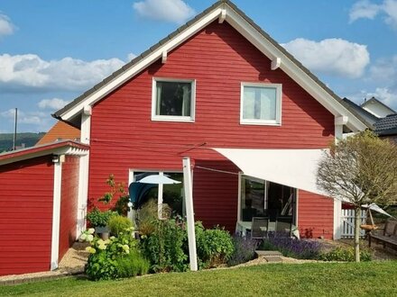Wunderschönes Holzhaus im norwegischen Stil, ideal für die kleine Familie