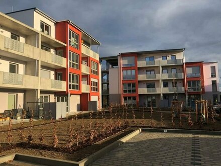 [Erstbezug] Großzügige und moderne 4-Raum-Wohnung mit Balkon, Stellplatz, Dusche und Badewanne im Zentrum von Saalfeld