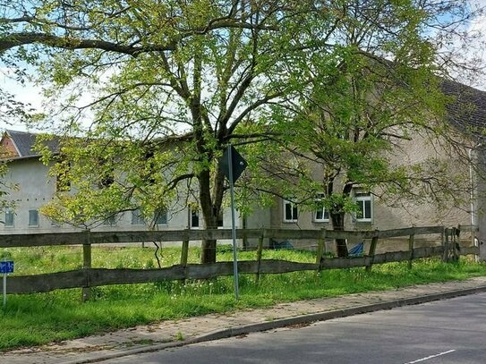 Pferdehof mit 22 Boxen, mit großem Wohnhaus und Geschäftshaus.