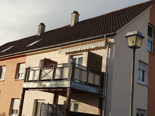 SONNIGE 3 ZIMMER WOHNUNG MIT BALKON UND GROßEM GARTENGRUNDSTÜCK INKL PKW GARAGE IN RUHIGER ORTSLAGE