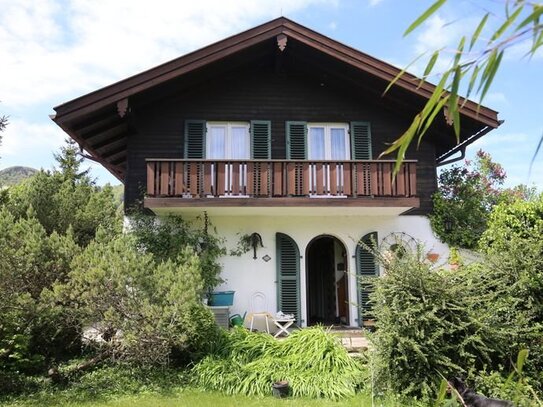 Aschau im Chiemgau - Altbau in zauberhaftem Grundstück mit Bergblick