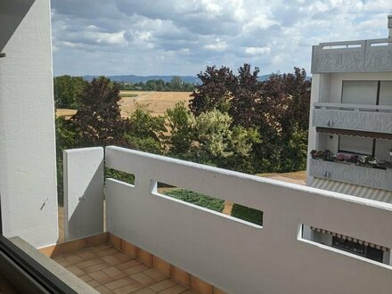 Geräumige 2-Zimmer-Wohnung mit Balkon und Tiefgaragen-Platz in Heddesheim