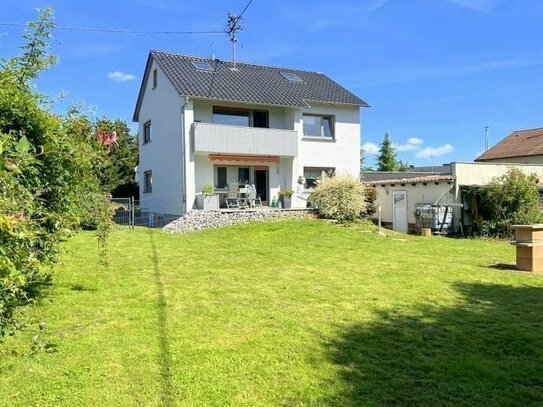 Ein /Zweifamilienhaus mit herrlichem Garten in ruhiger Lage von Halbs