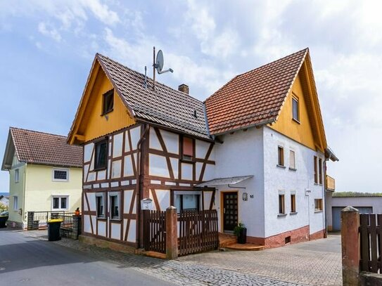 *Traumhafter Ausblick* Fortlaufend modernisierte Immobilie in Nidda-Stornfels!