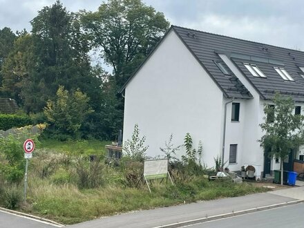 Grundstück mit Baugenehmigung für ein Reihenmittelhaus in Erlangen-Eltersdorf