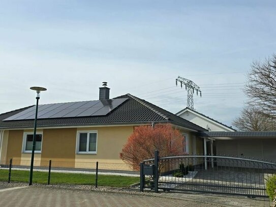 Einfamilienhaus im Bungalowstil in Nähe Ostseestrand von Warnemünde. PV-Anlage mit Speicher und Wallbox, Fernwärme, Pro…