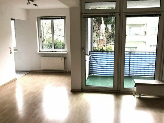 Helle freundliche 2-Zimmer-Wohnung mit Loggia umfassend modernisiert