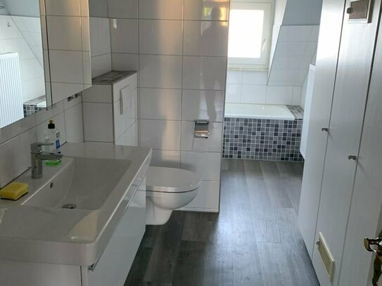 3 Zimmer-Dachgeschoss-Wohnung mit neuem Bad und Balkon, Garagenanmietung möglich!