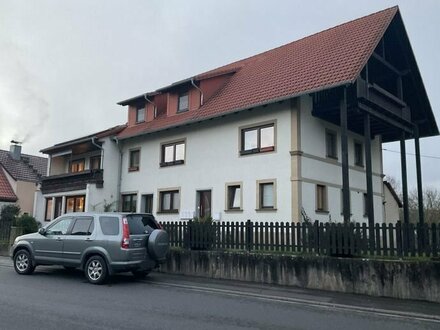 !!REDUZIERT!! Mehrfamilienhaus mit Ausbaureserve inkl. Garten und Garagen in Pfarrweisach