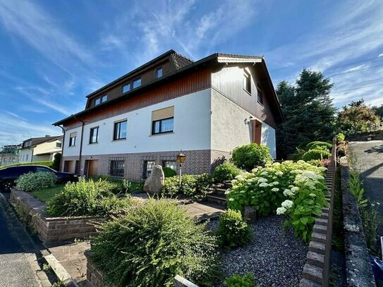 Gepflegtes Zweifamilienhaus mit tollem Fernblick und zusätzlichem Bauplatz