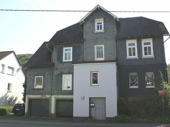 Zweifamilienhaus mit herrlichem Grundstück und Flusszugang in Arfeld