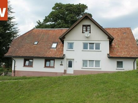 Teilmodernisiertes 2-Familien-Haus mit großem Grundstück im Ortskern von Herrischried