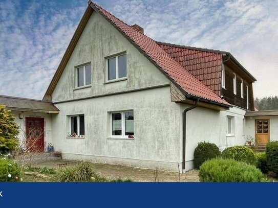 Zweifamilienhaus mit großem Grundstück und Nebengebäude