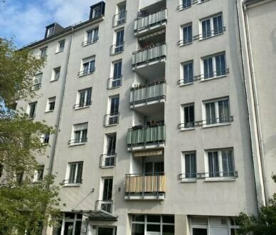 Helle 2-Raum-Wohnung mit Wanne, Balkon am Wohn-/ Küchenbereich, sep. ASR sowie offenen Küchenbereich im Stadtzentrum!