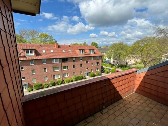 Freundliche 3 Zimmer-Dachgeschosswohnung mit Balkon in HH-Bramfeld