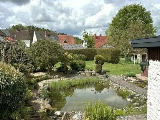 Doppelhaushälfte mit großem Grundstück, traumhaftem Garten und 2 Garagen