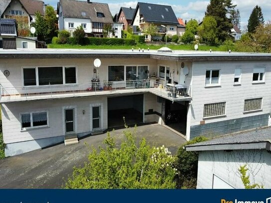 Preissturz in Gebhardshain / Zwei-Familienhaus + Gewerbeeinheit, Lager, Rolltoren und sep. Baugrundstück