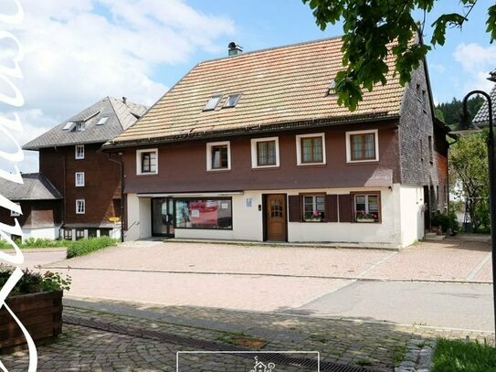 Wohnhaus mit Café am Feldberger Rathausplatz