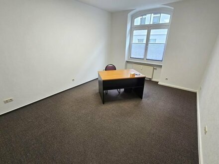 Freundliche Büroeinheit in Stadtfeld West inkl. 3 Büroräume + separate Küche + Balkon + WC