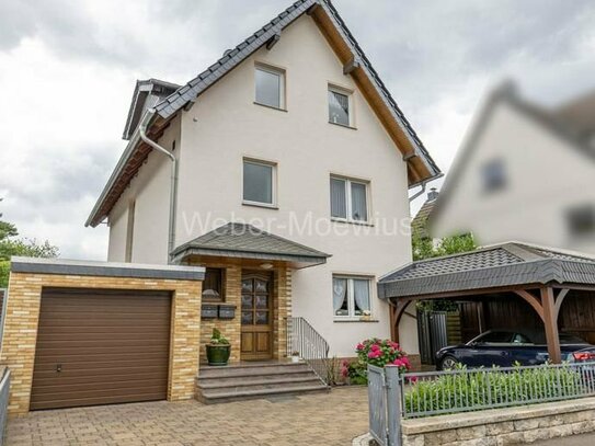 Freistehendes Haus mit 2 Balkonen, Terrasse, attraktivem Garten, Garage und Carport