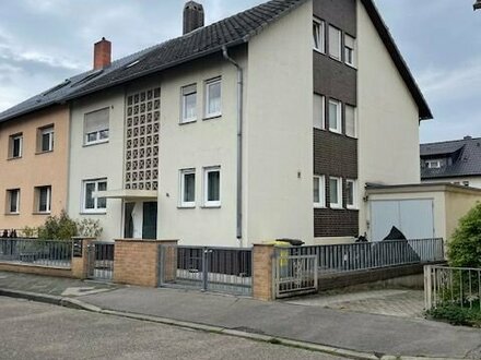 Mehrfamilienhaus mit Garten und Garage in Mannheim-Sandhofen