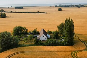 Resthof in absoluter ALLEINLAGE - umgeben von Feld und nur wenige Minuten vom Wasser entfernt