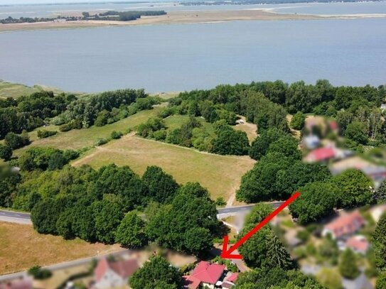 Ein Traum im Bungalowstil mit zusätzlichem separatem Gästehaus eingebettet zwischen dem Bodden und dem Wald