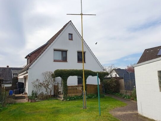 **EINFAMILIENHAUS MIT EINLIEGERWOHNUNG * BEGEHRTE LAGE * 2 WOHNEINHEITEN, VOLLKELLER, GARAGE * MODERNISIERUNGSBEDARF**