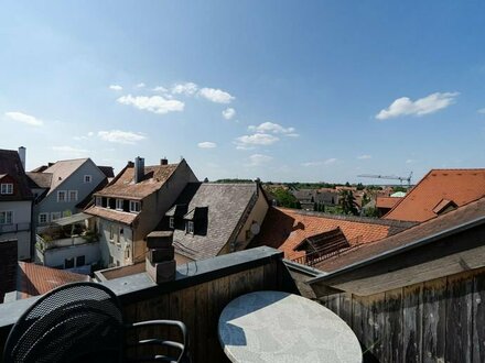 Altbauflair! Helle Maisonette-Wohnung mit Balkon und Einbauküche