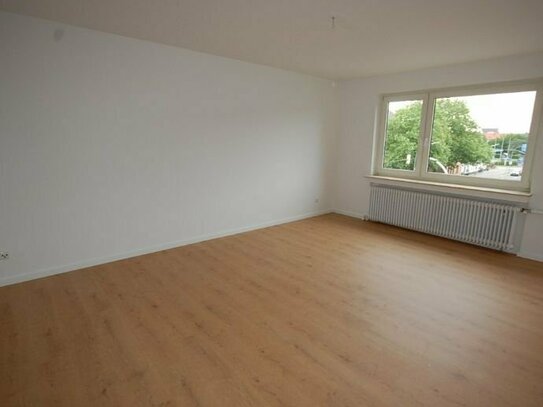 Schöne große Wohnung mit Einbauküche und Balkon in Wilhelmshaven zu vermieten.