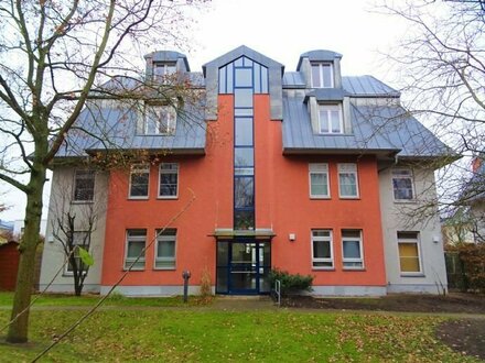 Vermietetes Dachgeschoss-Appartement in Grün-Lage mit PKW-Stellplatz