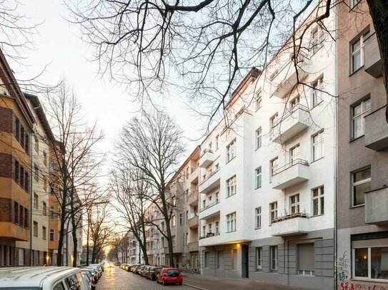 Weserkiez: 2 Zimmer Altbauwohnung mit Balkon