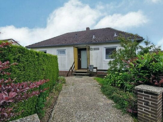 Freistehendes Einfamilienhaus mit Garten, Terrasse und 2 Garagen!