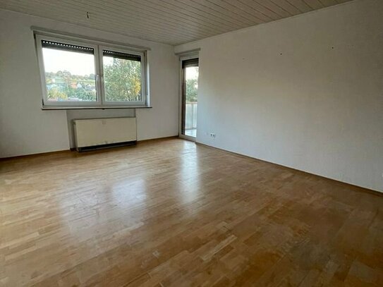 Gut aufgeteilte 4,5-Zimmer-Wohnung mit Balkon und Garage !