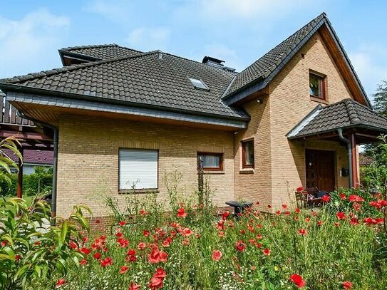 Charmantes Zweifamilienhaus auf schön angelegtem Grundstück in ruhiger Lage nahe Bad Segeberg!
