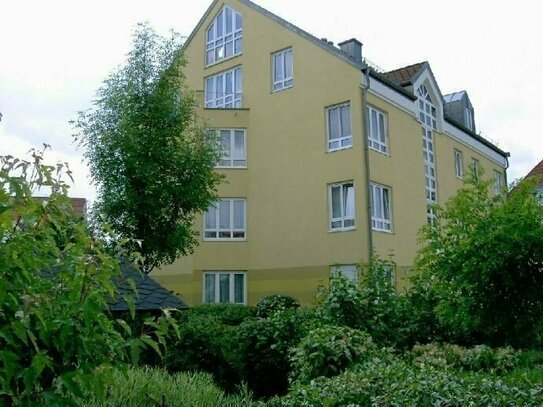 Kapitalanlage, vermietet: 2-Raum-Wohnung im 1. Obergeschoß. Balkon. Tiefgaragen-Stellplatz