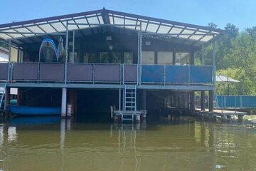 gepflegtes Bootshaus mit Motorboot an der Müritz-Havel Wasserstraße