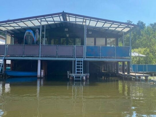 gepflegtes Bootshaus mit Motorboot an der Müritz-Havel Wasserstraße