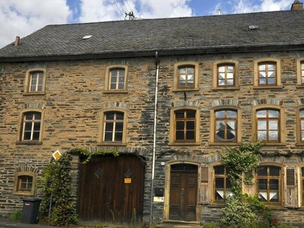 Charmantes Winzerhaus mit Scheune und Garage im Ortskern von Mülheim an der Mosel