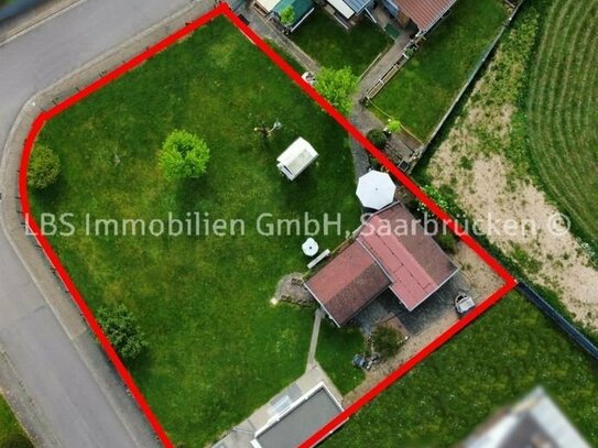 Baugrundstück in Losheim, Ortsteil Niederlosheim - 745 m² - Eckgrundstück mit Garage und Gartenhaus