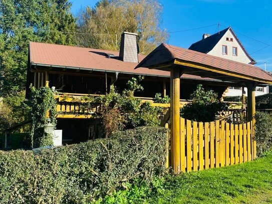 Außergewöhnlich! Holzblockhaus auf großem Grundstück mit weiteren Besonderheiten!