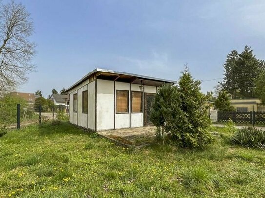 Schönes, voll erschlossenes Bauland mit gestaltungsbedürftigem Bungalow in beschaulicher Lage