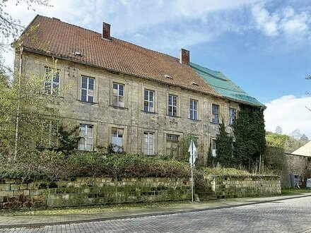 denkmalgeschützter, ehemaliger Amtshof mit 2 Toranlagen und großzügigem Grundstück