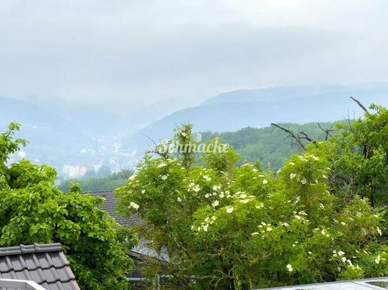 Ruhige helle Dachgeschosswohnung mit traumhaftem Fernblick, großem Balkon, Küche und Garage