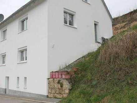 Zweifamilienhaus mit viel Potenzial steht ab sofort zum Verkauf