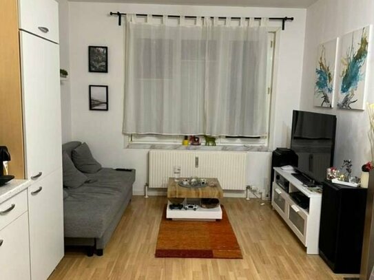 Schöne Wohnung 1,5 zimmer mit Garage und Einbauküche ruhige Gegend.