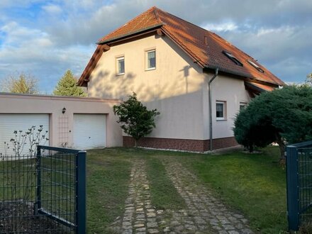 Umgeben von einem großen Garten: Hübsches Einfamilienhaus mit Doppelgarage